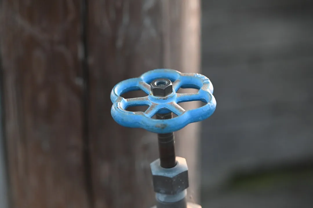 银川鲁林芸皓科技：温控器与压力表在暖通系统中的应用选型指南