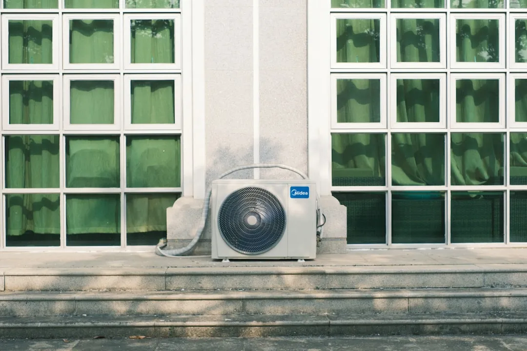 银川鲁林芸皓科技:温控器与压力表在暖通系统中的配套选型要点
